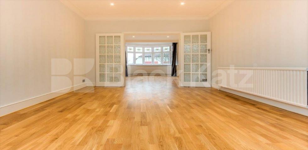 			NEW INSTRUCTION - Beautiful House !, 3 Bedroom, 1 bath, 1 reception House			 Chase Way, Southgate